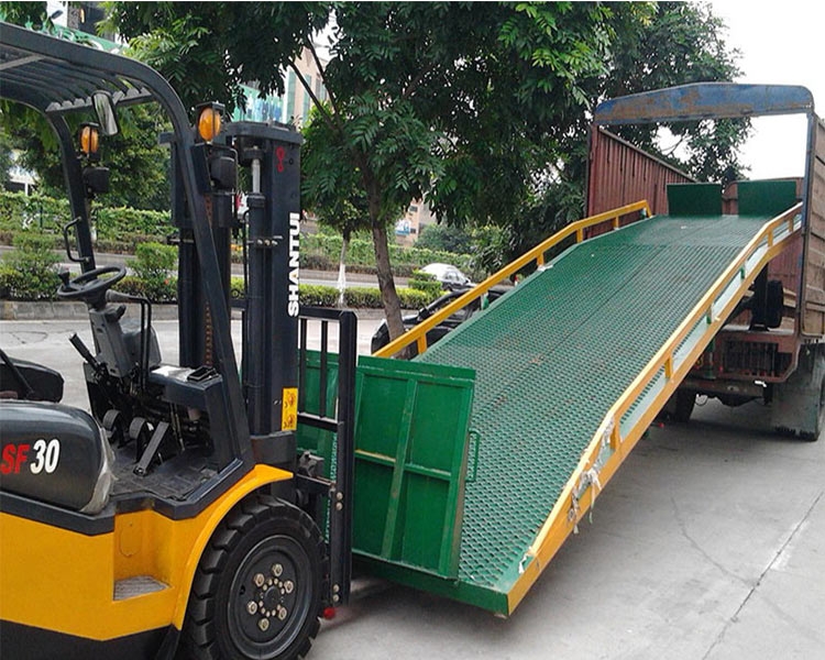 移動(dòng)叉車(chē)登車(chē)橋
